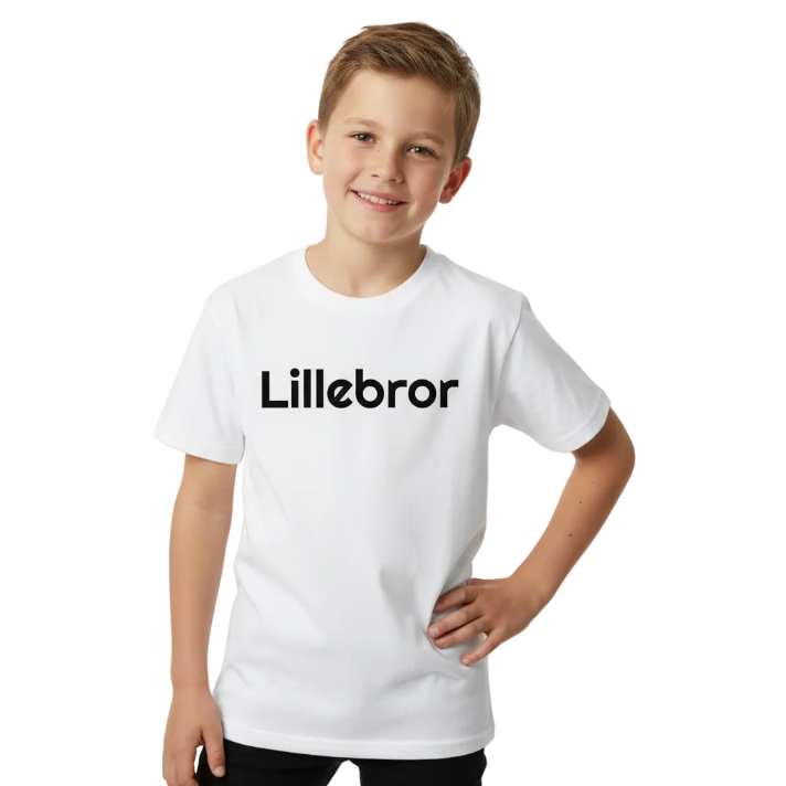 Lillebror Studiobild - Hand på höft