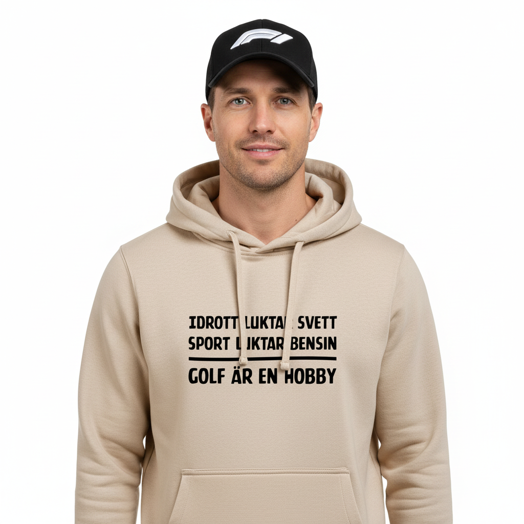 Produktbild av sportig kille med F1-keps i beige hoodie