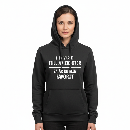 Produktbild av tjej i 30-årsåldern i svart hoodie