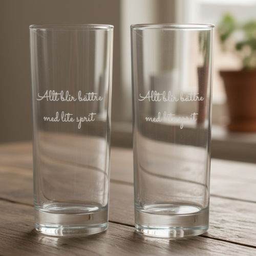 Spritglas på rustikt bord