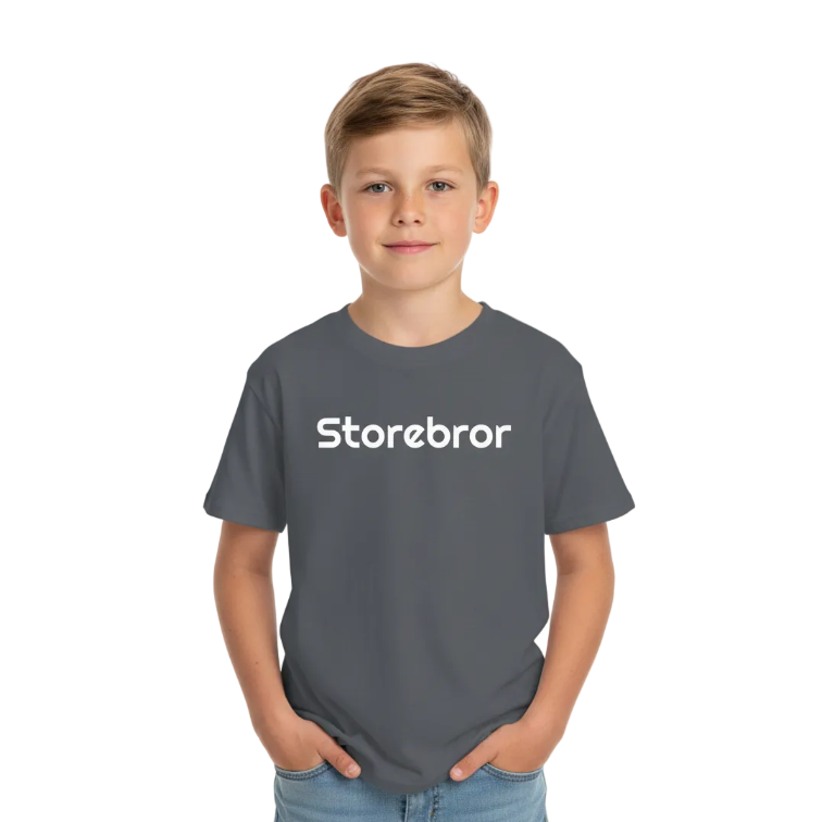 Storebror Studiobild - Händer i fickor